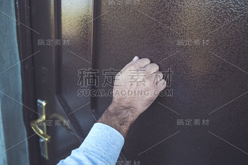 有人敲门