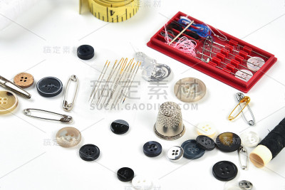 在白色背景上的缝纫用品