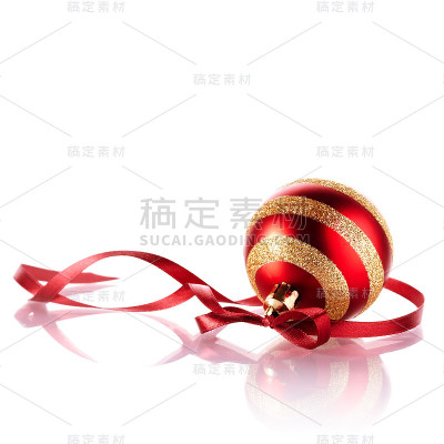 用红色带子给新年球加条纹