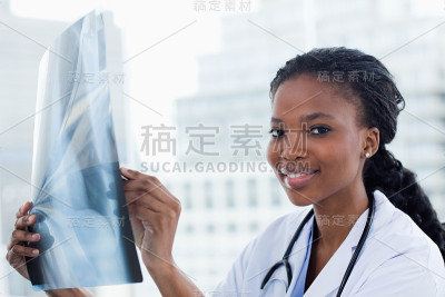 微笑的女医生看着一套x光片