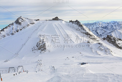在齐勒塔尔阿尔卑斯，有贡多拉、滑雪道和滑雪道的Hintertux冰川滑雪之旅。奥地利
