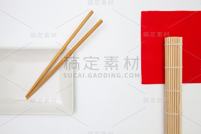 顶视图白色空寿司盘子与竹筷子。