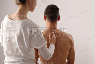 男子接受脊椎矫正/物理治疗。背部疼痛缓解，损伤康复