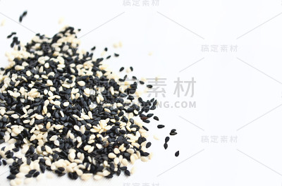 白色织物背景上的芝麻