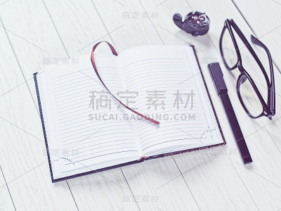 笔记本的背景是白色的木头。