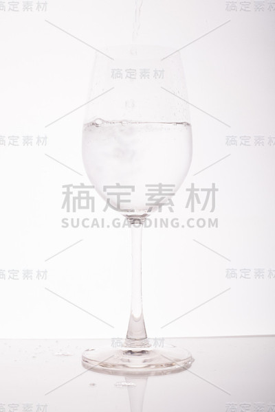 白色背景上的玻璃
