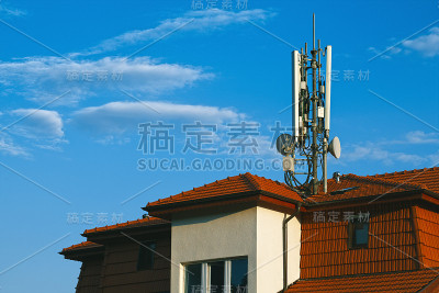 居住建筑与GSM天线屋顶隔离在蓝天