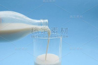 蓝色背景是牛奶