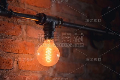 复古灯泡在砖墙阁楼风格的咖啡馆照明装饰
