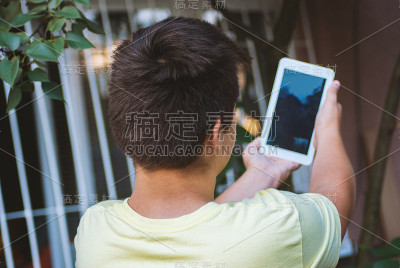 少年用智能手机自拍
