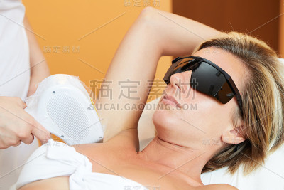 用激光去除年轻女性头发的美容师