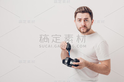 摄影师用真空泵清洗相机。手鼓风机尘埃