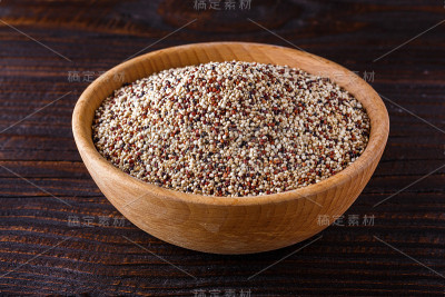 混合藜麦谷物在深色木制乡村背景