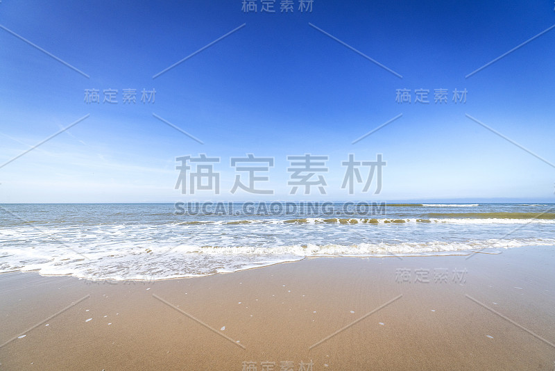 夏天的海滩，海水涌进来