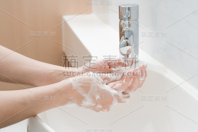 亚洲妇女洗手
