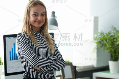 在公司工作的快乐的女商人
