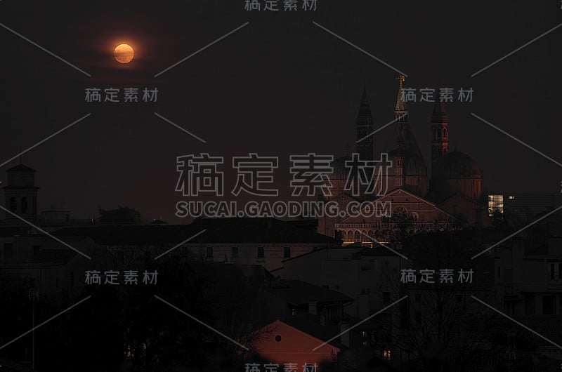 帕多瓦圣安东尼奥大教堂的满月夜景