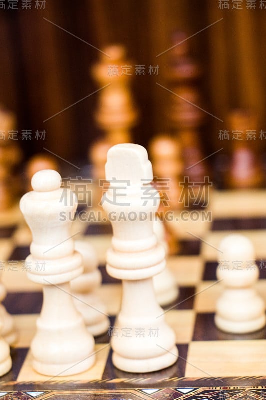 棋盘与国际象棋木制棋子