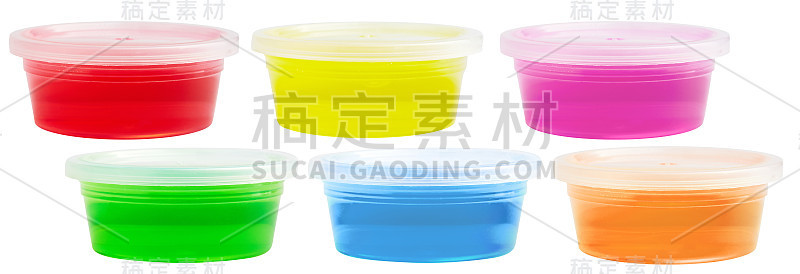透明彩色黏液在塑料盒孤立在白色。