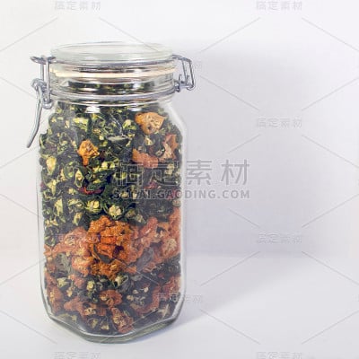 干辣椒在一个罐子在白色的背景