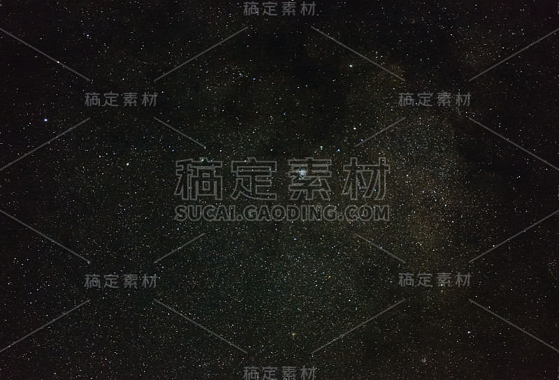 星空下有银河。开放空间的天体摄影。