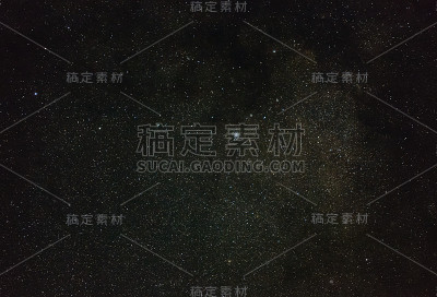 星空下有银河。开放空间的天体摄影。