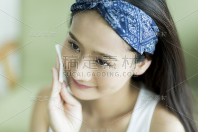 年轻女子护理皮肤