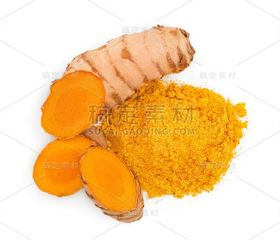 姜黄粉和姜黄根在白色背景上分离。前视图。平躺