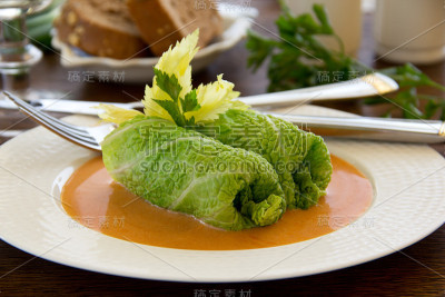 蕃茄汁塞满卷心菜
