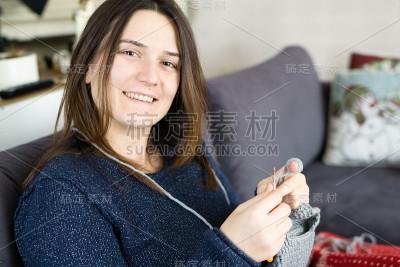 在家织毛衣的女人