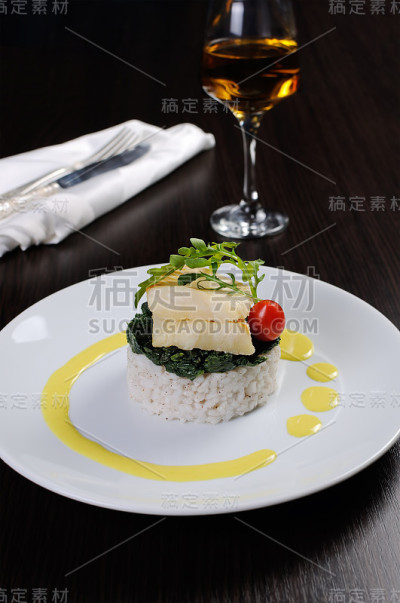 比目鱼片配意大利调味饭和菠菜