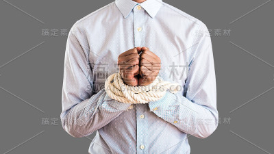 被绳子捆起来的商人