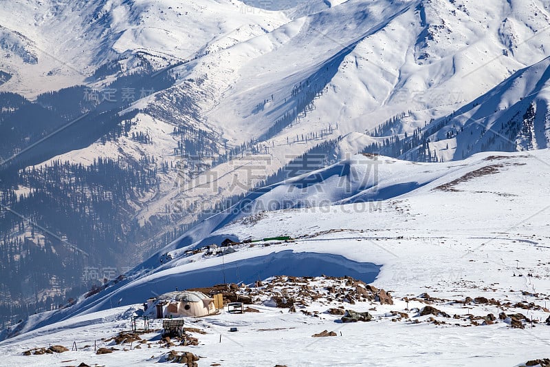 在古马格白雪覆盖的喜马拉雅山脉上的滑雪点