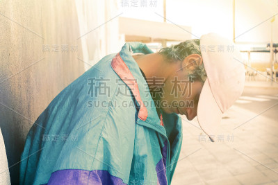 英俊迷人的年轻人