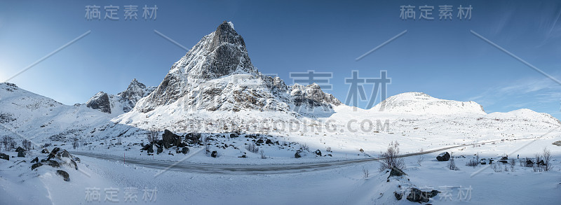 北欧雪山蓝天和高速公路的全景