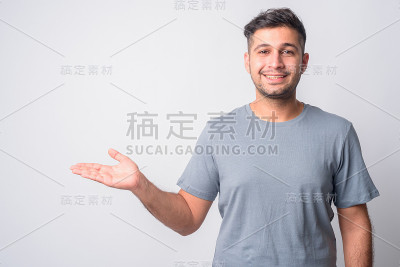 一个年轻英俊的波斯男子在展示什么