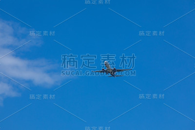 飞机在空中旅行的概念