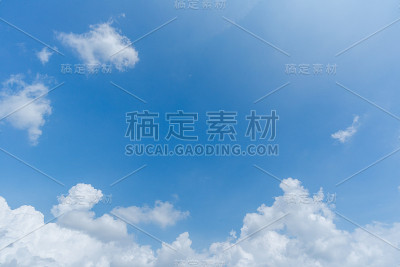 清澈的蓝天作背景，云彩伴背景。