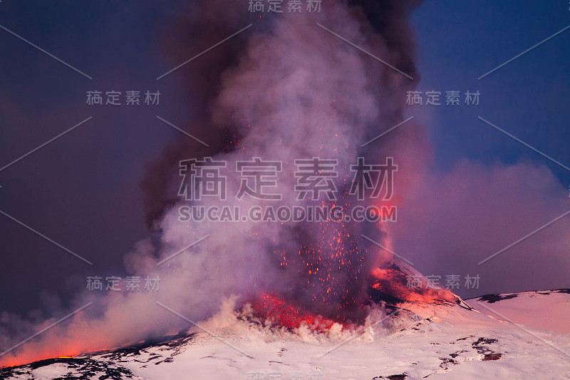 埃特纳火山在不断喷发中产生熔岩喷泉。