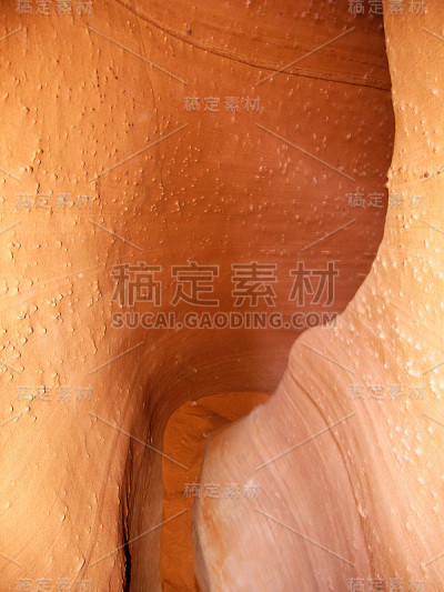 极窄槽谷