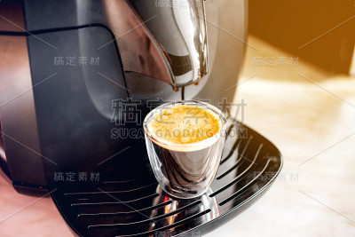 有热咖啡杯的咖啡机