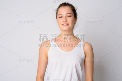 脸上洋溢着幸福年轻美丽的女子的微笑