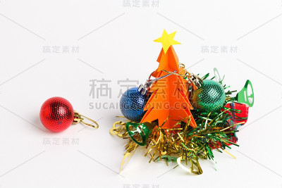 圣诞树上的白色孤立折纸。