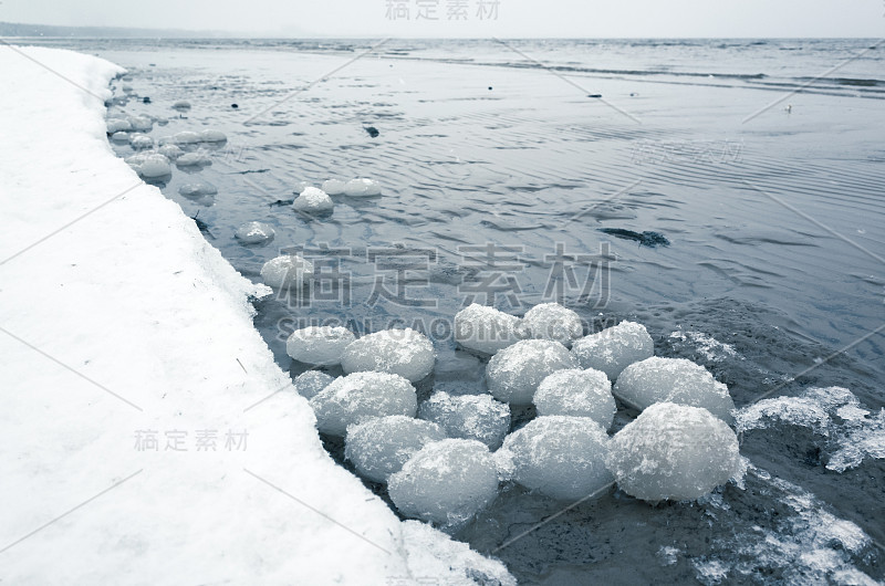 天然的冰球。芬兰海湾