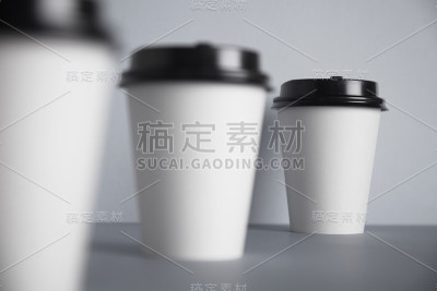 白色纸杯孤立在灰色模型集