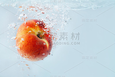 桃子在水中