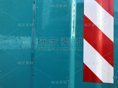 金属地板上的警告条
