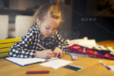 女孩正在家里做作业