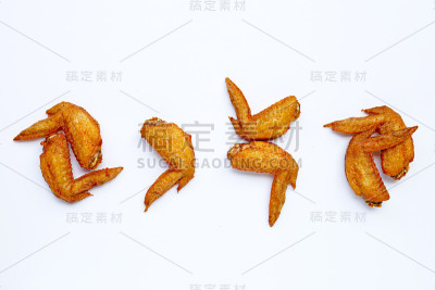白色背景上的炸鸡翅。