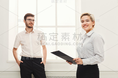 一对年轻的同事在现代办公室工作